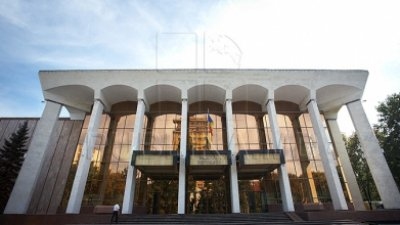 Вандалы разукрасили Дворец Республики