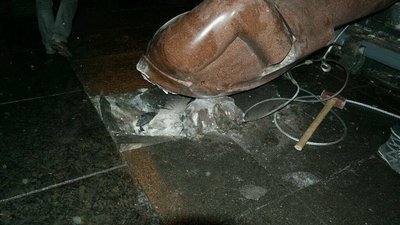 Памятник Ленину повалили в центре Киева