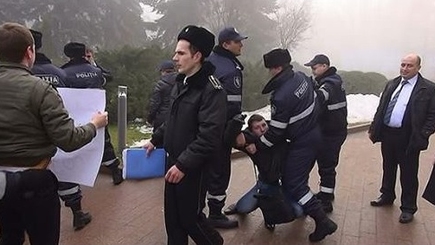 Коммунистические СМИ: Полиция жестко присекла попытку комсомольцев  выставить пикет у дверей парламента