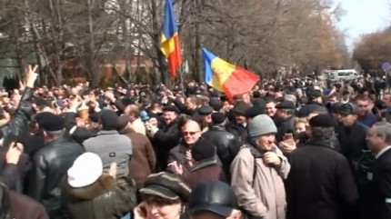 Перед парламентом проходит акция протеста