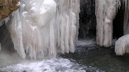 В Цыпово замерзли водопады