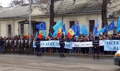 Протесты у российского посольства из-за ситуации на Украине