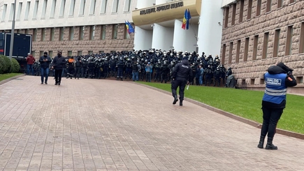 Незапланированный протест. Фермеры начали акцию у парламента, полиция выставила оцепление