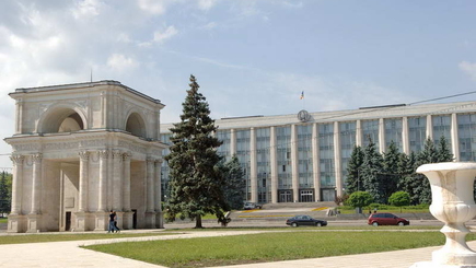 Минипросвещения запрещает привлекать на уличные акции детей