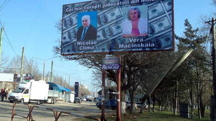 В Кишиневе появились портреты судей на фоне «президентов США» (Обновление)