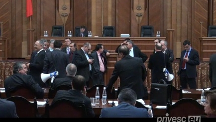 Коммунисты сорвали заседание парламента