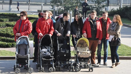 Социалисты вручили депутатам подгузники в знак протеста против действий властей в области охраны материнства