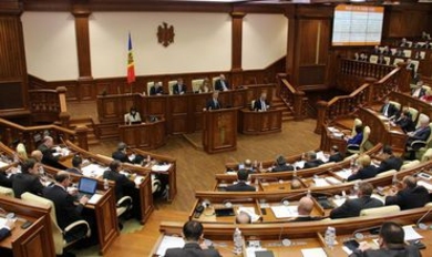 Парламент возвращается к работе