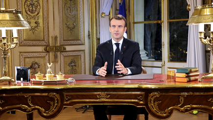 Макрон ввел во Франции чрезвычайное положение