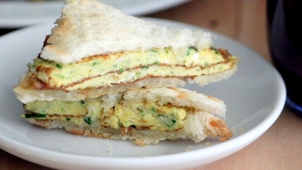 Социологи: молдавские жители, в основном, завтракают омлетом и бутербродами