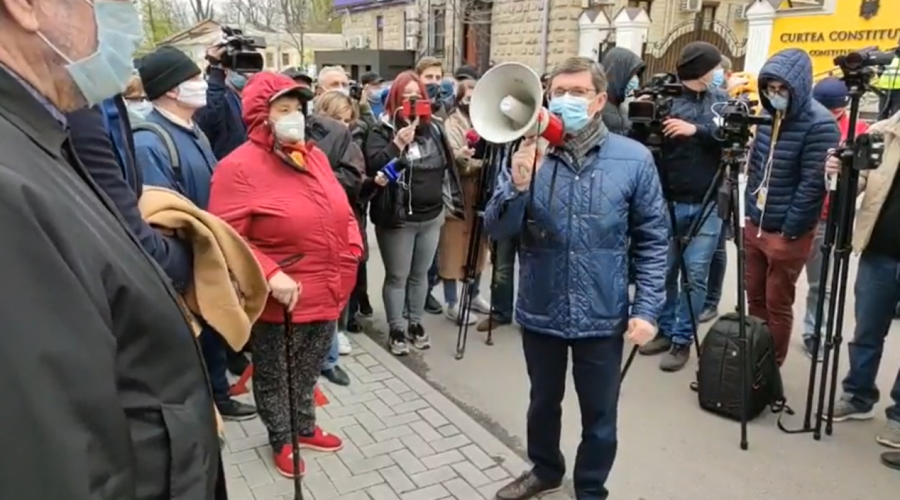 “Социалисты боятся только народного гнева”. Гросу отклонил предложение Додона и призвал граждан оставаться у здания КС