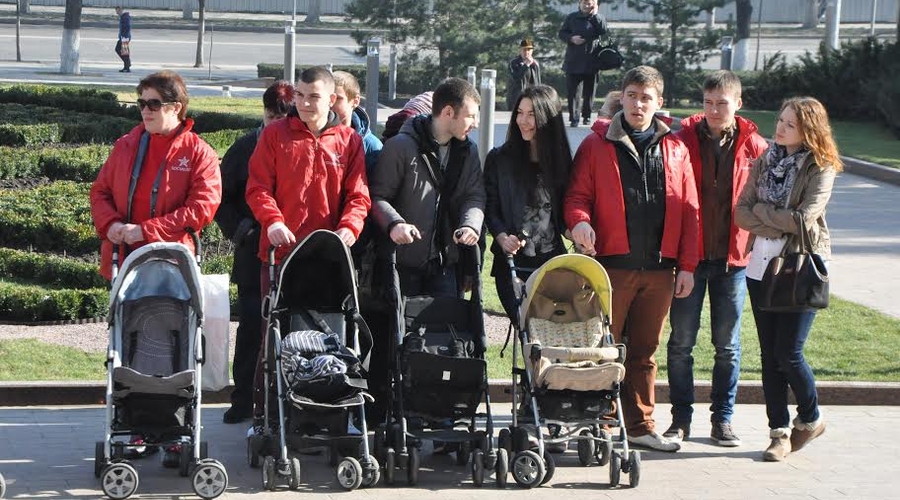 Социалисты вручили депутатам подгузники в знак протеста против действий властей в области охраны материнства