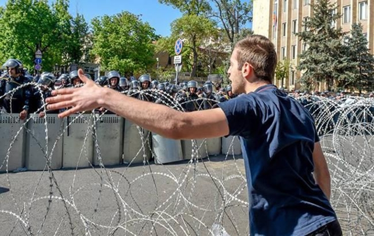 Протесты в Армении: полиция может применить оружие к митингующим