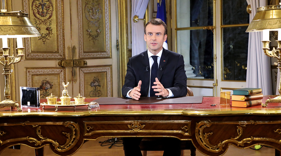 Макрон ввел во Франции чрезвычайное положение