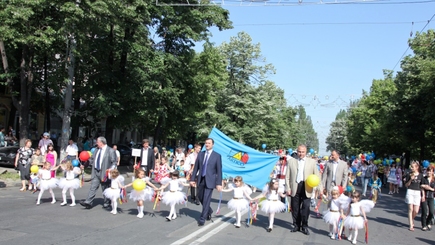 Влад Филат и Игорь Додон приняли  участие в парадном шествии, посвященном Дню защиты детей