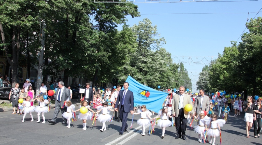 Влад Филат и Игорь Додон приняли  участие в парадном шествии, посвященном Дню защиты детей