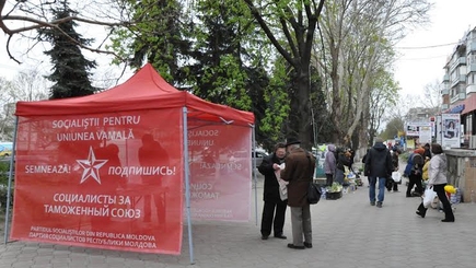 Во всех районах страны социалисты установили информационные палатки для сбора подписей в поддержку Таможенного союза