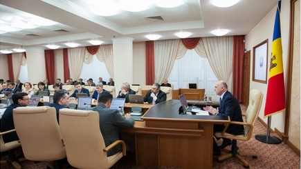 Правительство упростило порядок предоставления права на труд и вида на жительство для иностранцев