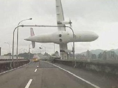 Потерпел крушение самолет авиакомпании TransAsia Airways: 13 человек погибли, 28 ранены