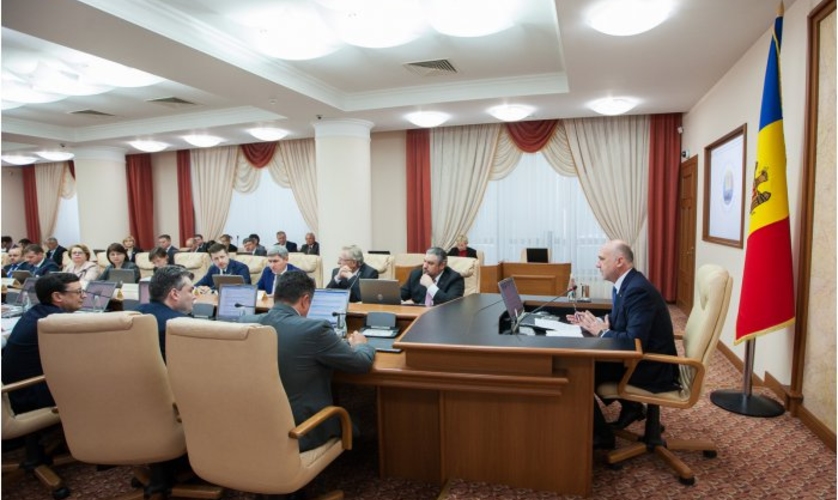 Правительство упростило порядок предоставления права на труд и вида на жительство для иностранцев