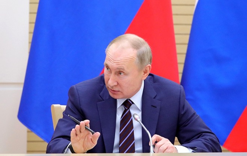 Путин потребовал от губернаторов, чтобы россияне рожали и любили власть