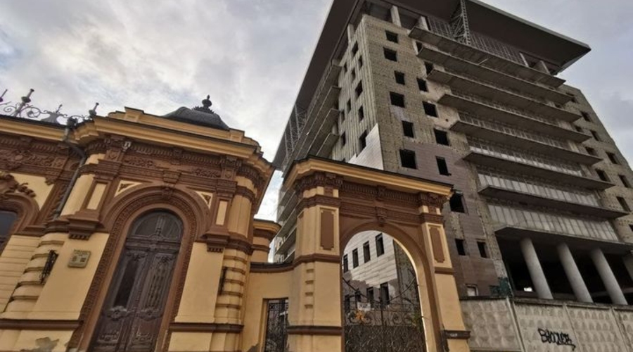 Молдавский Лувр так и не получил никаких субсидий на ремонт, ветшает, не действует. В принципе, как все значимые места Кишинева