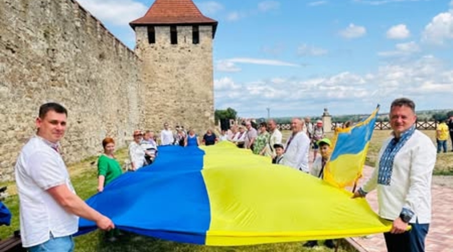 Национальный праздник - День Конституции Украины.