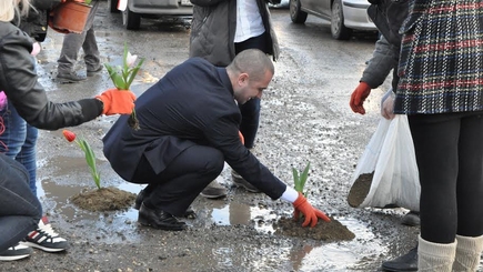 «Генеральный примар мун. Кишинев» посадил цветы на столичной улице Алеку Руссо