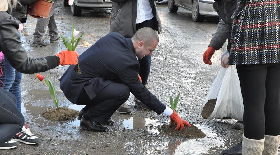 «Генеральный примар мун. Кишинев» посадил цветы на столичной улице Алеку Руссо