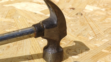 Демпартия гвозди не забивает…