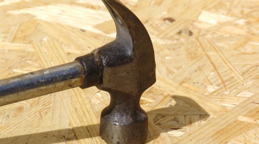 Демпартия гвозди не забивает…