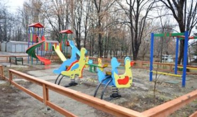 В Кишиневе устанавливают новые детские игровые площадки