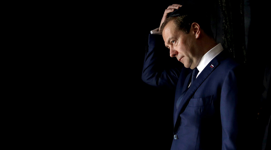 Медведев рассказал об угрозе остаться на обочине из-за «новой нефти»