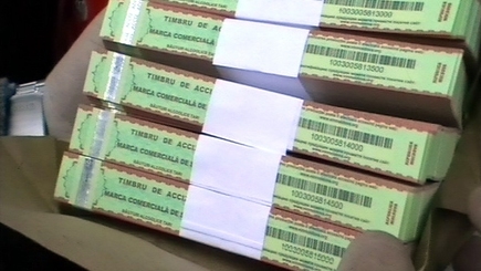 Правоохранительные органы задержали троих кишиневцев в момент передачи 11 тысяч поддельных акцизных марок