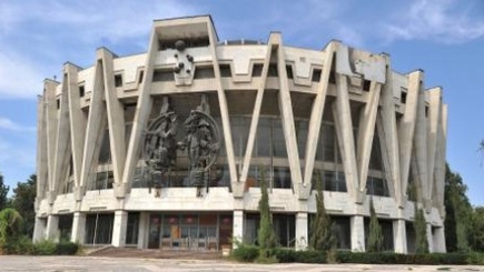 Памятник юмору в Молдове – огромный болт