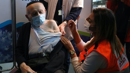 Израиль возвращается к нормальной жизни: почти половина населения привита