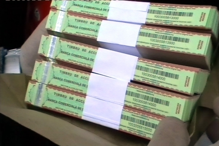 Правоохранительные органы задержали троих кишиневцев в момент передачи 11 тысяч поддельных акцизных марок