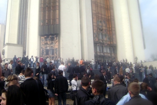 Участникам апрельских беспорядков правительство возобновляет выплату финансовых компенсаций