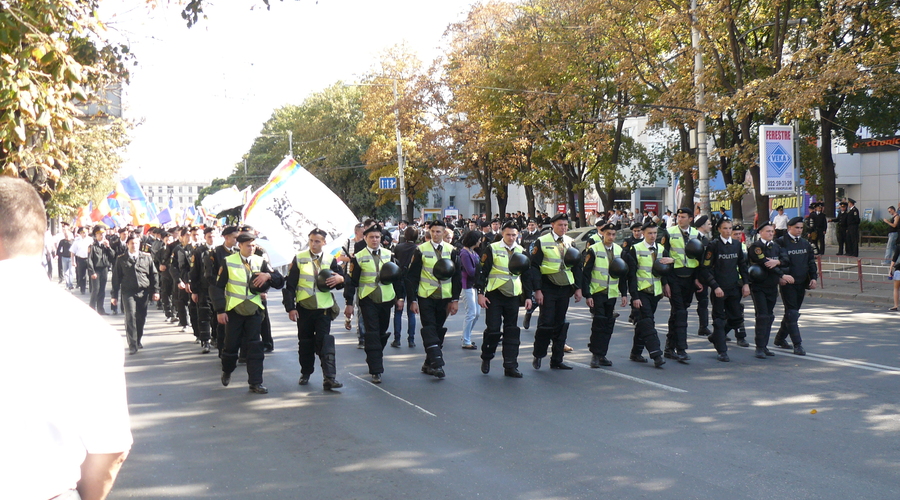 Марш, или театр абсурда?