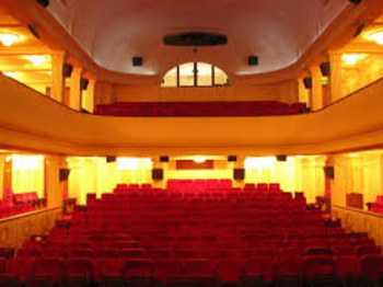 Парни и девушки будут ходить в театры за государственный счет