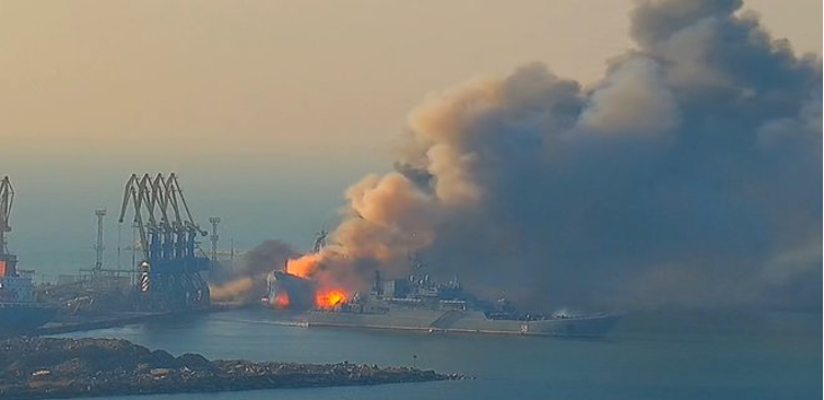 Украинские военные уничтожили большой десантный корабль «Саратов» в Бердянске