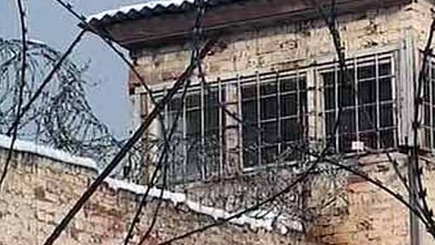 Надзиратель колонии N9 в поселке Прункул задержан в момент получения взятки