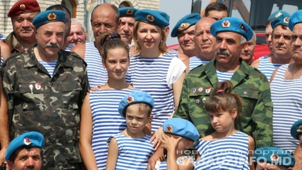 Бывшие десантники вручили Ирине Влах синий берет и тельняшку ВДВ