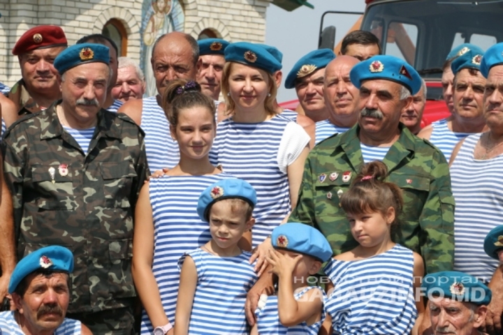 Бывшие десантники вручили Ирине Влах синий берет и тельняшку ВДВ