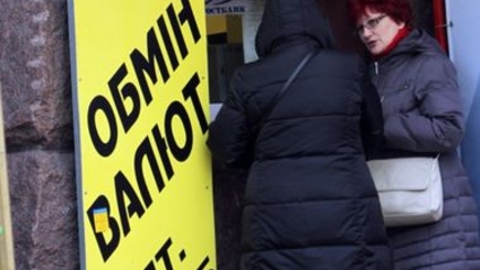 Украинцы принялись скупать доллары