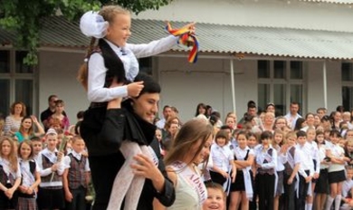 Последний звонок прозвучал сегодня для школьников