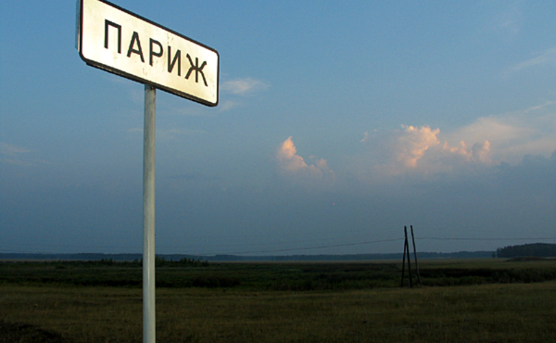 По затопленному Парижу передвигаются на лодках и тракторах