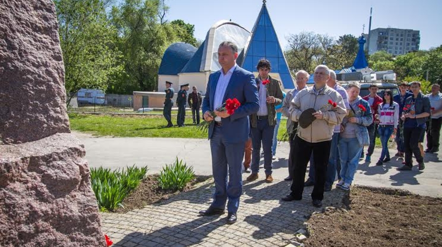 Социалисты возложили цветы к Мемориальному комплексу «Герои Чернобыля»