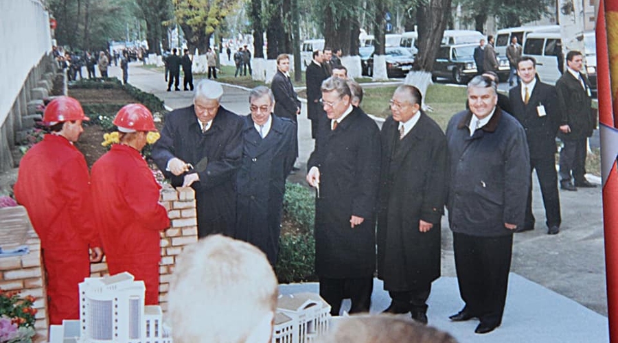 Плач социалистов по стадиону, или Как открывали новое здание посольства РФ в Молдове!