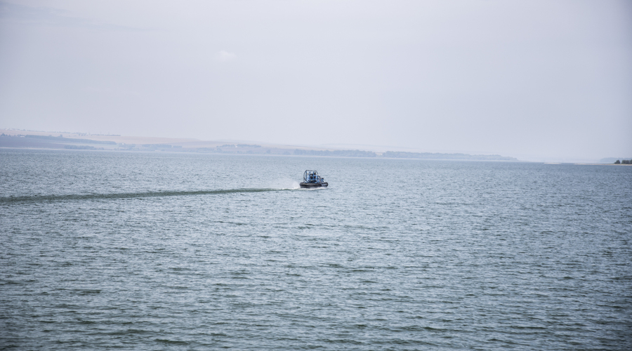 Молдавские пограничники осваивают лодки на воздушной подушке